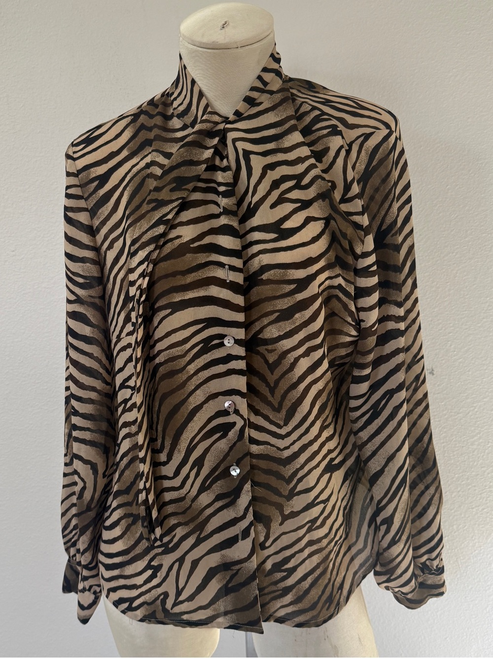 vintage women’s animal print blouse - Picture 6 of 7